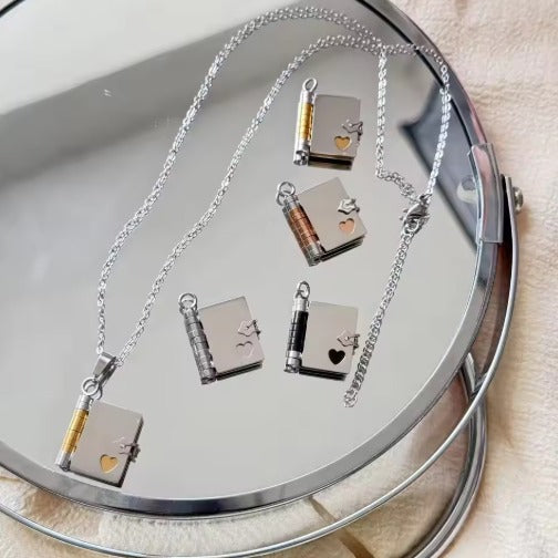 “Libro de Recuerdos” – Collar Personalizado + Box de Regalo