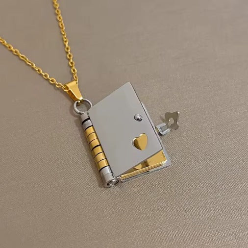 “Libro de Recuerdos” – Collar Personalizado + Box de Regalo