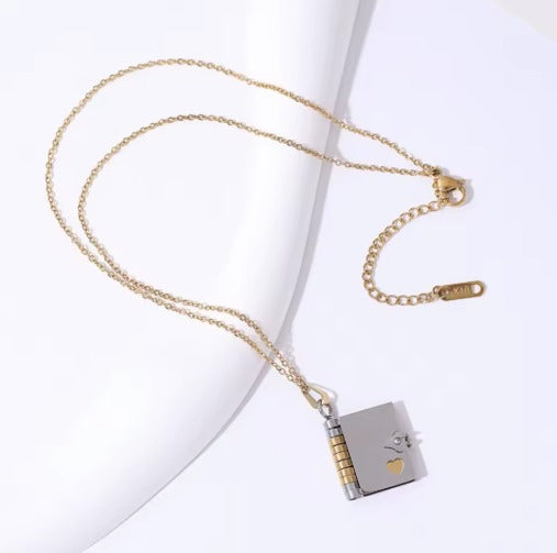 “Libro de Recuerdos” – Collar Personalizado + Box de Regalo